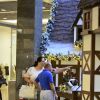 Renato Aragão e a mulher, Lilian, fazem passeio em shopping e conferem decoração natalina