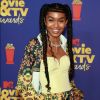 Yara Shahidi no tapete vermelho com maria-chiquinha trendy