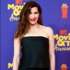 Kathryn Hahn trouxe sensualidade ao look preto com cabelo solto texturizado