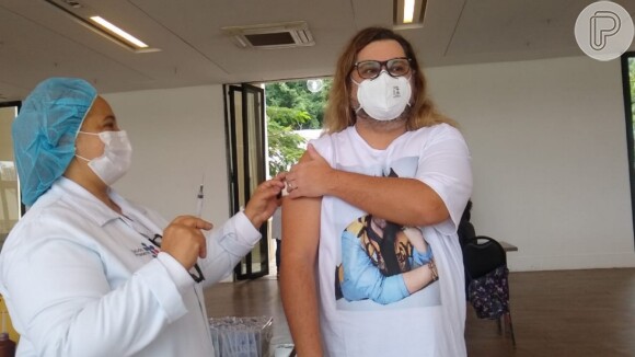 Marcus Majella usou uma camisa em homenagem a Paulo Gustavo e lamentou que o ator não tivesse se vacinado a tempo
