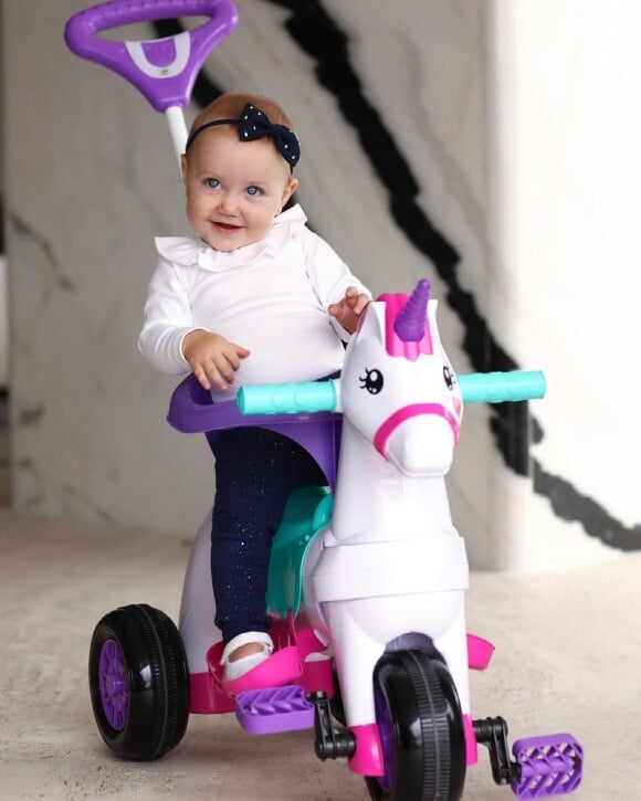 Com 1 ano de idade, Vicky 'dirige' carro elétrico e diverte Ana Paula Siebert: 'Motorizada'