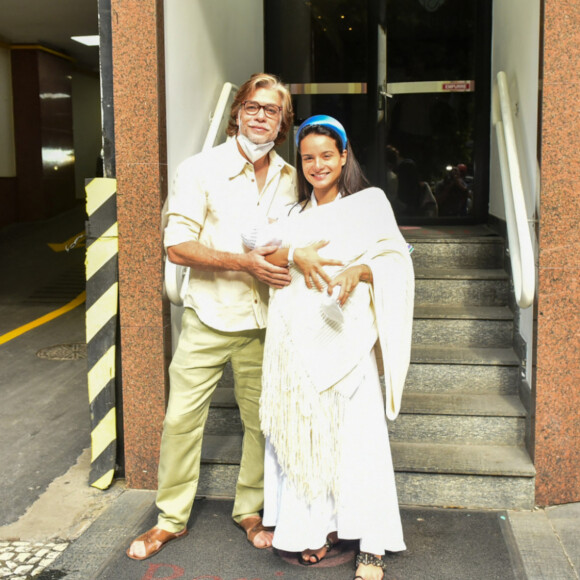Fábio Assunção foi fotografado deixando a maternidade com a mulher, Ana Verena, e a filha, Alana Ayó