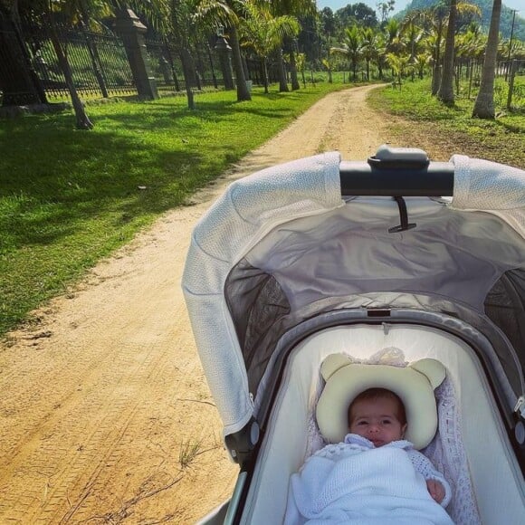 Fabio Assunção fotografada passeio com a filha caçula, Alana Ayó