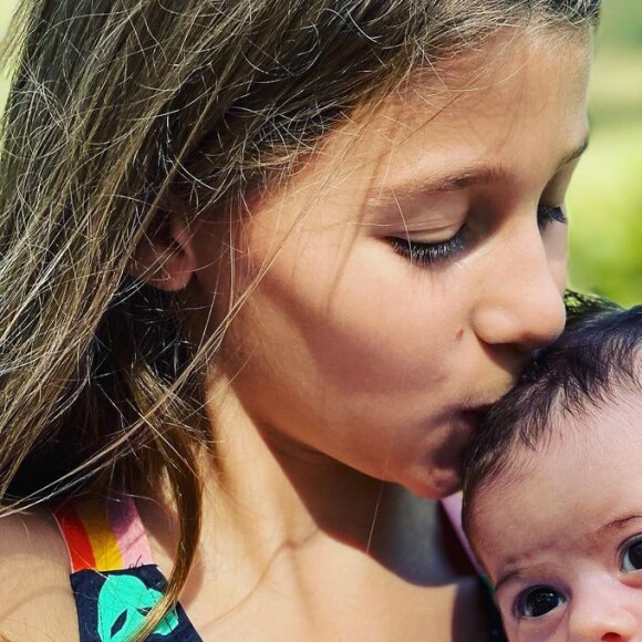 Fabio Assunção mostra Ella com Alana Ayó no colo