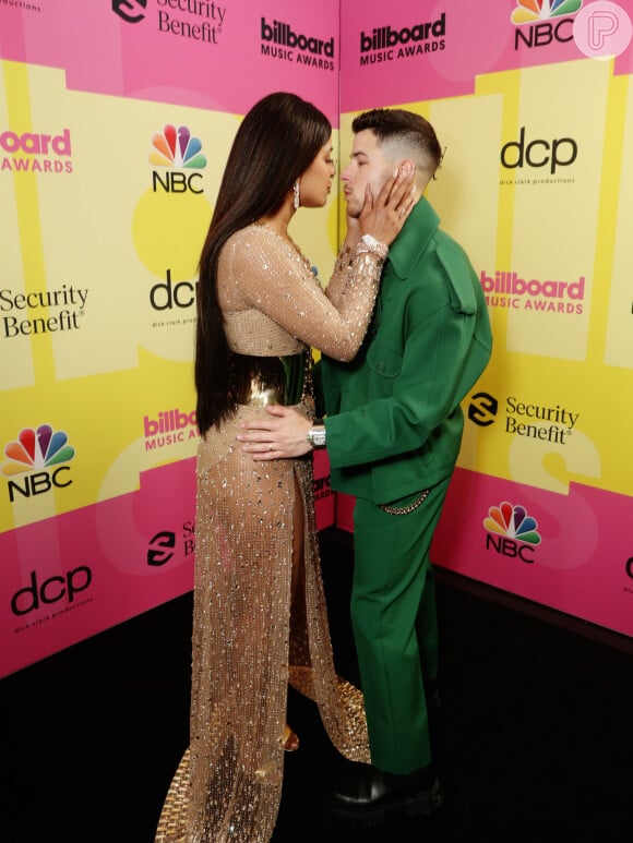 Priyanka Chopra e Nick Jonas posaram em clima de romance no Billboard Awards 2021