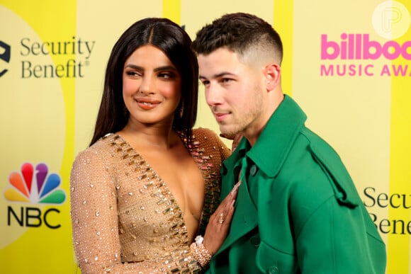Priyanka Chopra prestigiou o marido, Nick Jonas, no Billboard Awards 2021