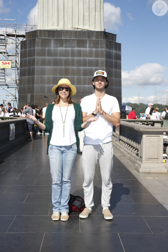Vanessa Gerbelli e Gabriel Falcão, namorado da atriz, também foram ao evento realizado no Cristo Redentor