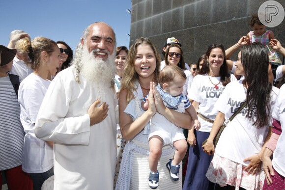 Bárbara Borges levou o filho, Martin Bem, em evento realizado por Sri Prem Baba pela paz mundial