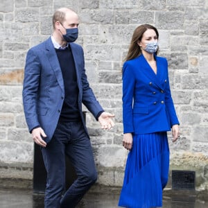 Kate Middleton apostou em um look monocromático para a visita a Edimburgo na Escócia