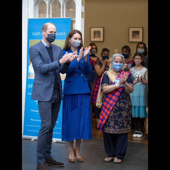 Kate Middleton apostou em um look monocromático azul para visita a Edimburgo