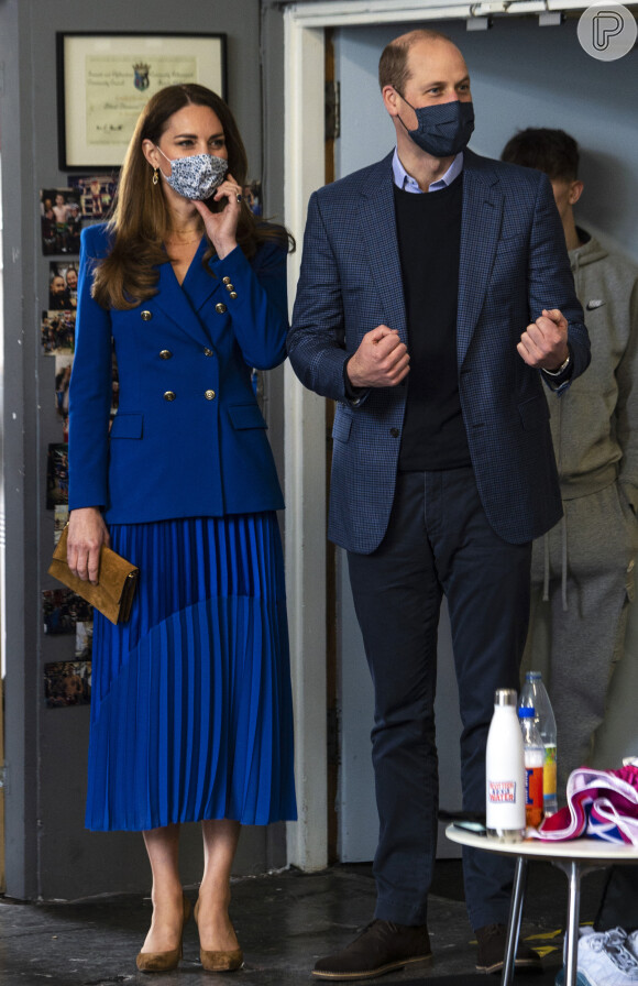 Kate Middleton combinou saia plissada da marca britânica Hope com blazer Zara