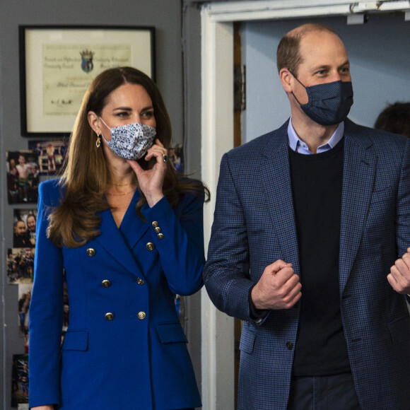 Kate Middleton combinou saia plissada da marca britânica Hope com blazer Zara