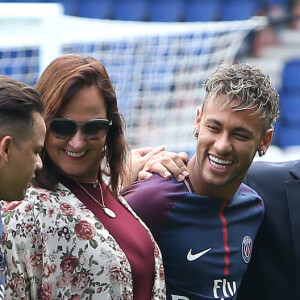 'É muito estranho tudo isso agora. O Neymar nem conhece essa moça, claro que isso partiu da Nike depois da nossa saída. Muito estranho, todos saem da Nike e são acusados assim', disse pai de Neymar