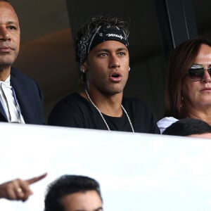 Pai de Neymar relaciona acusação da Nike contra o filho com polêmicas de outros atletas da marca: 'Muito estranho, isso aconteceu com o Cristiano Ronaldo, com o cara lá do basquete que morreu, o Kobe (Bryant)'