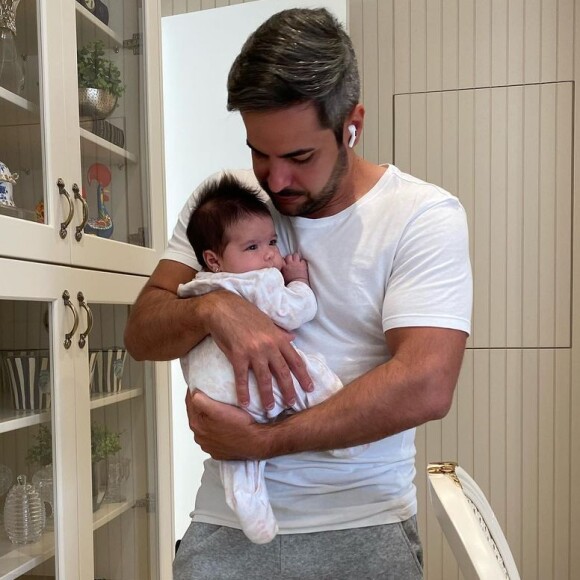 Marido de Simone, Kaká Diniz ajuda nos cuidados com a filha caçula