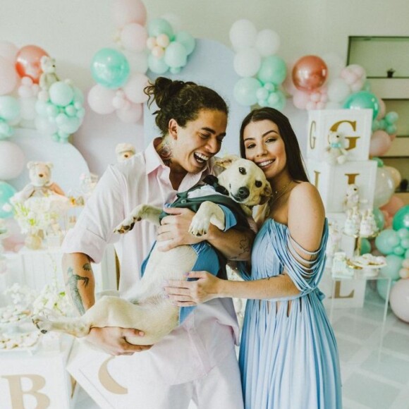 Whindersson Nunes e Maria Lina ficaram noivos no Chá Revelação do filho