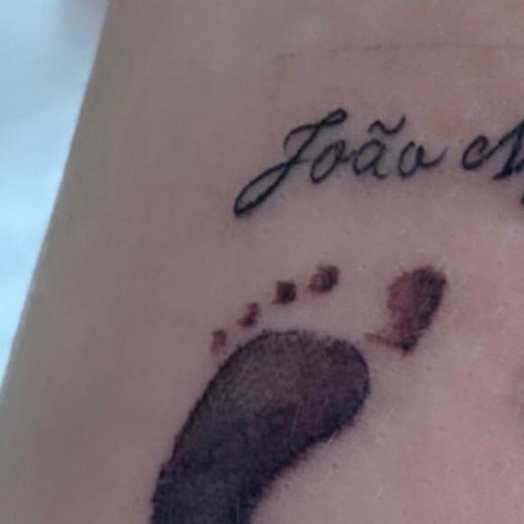 Irmã de Whindersson Nunes, Hagda Kerolayne tatuou os pés de João Miguel