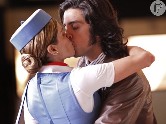 Inês (Deborah Secco) é namorada de Beto (Rodrigo Simas), em 'Boogie Oogie'