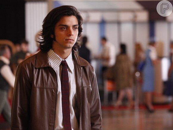 Beto (Rodrigo Simas) vê Paulo (Caco Ciocler) e Inês (Deborah Secco) dançando e fica furioso, em 'Boogie Oogie'