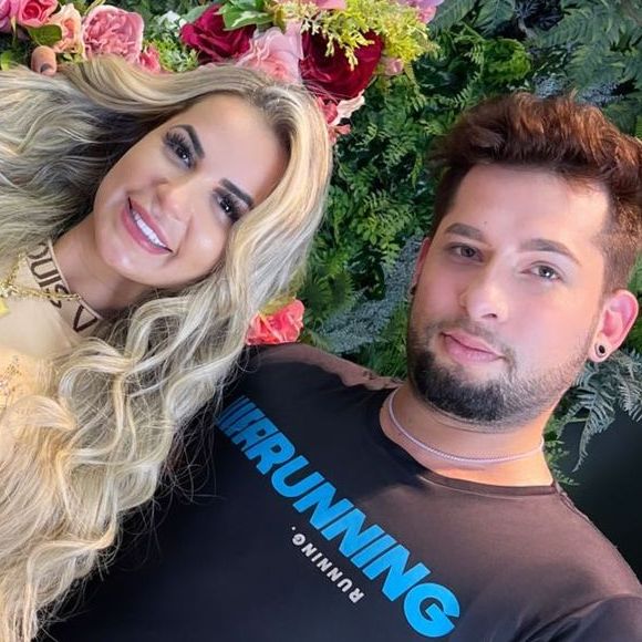 Deolane Bezerra, viúva de MC Kevin, ficou mais loira e colocou mega-hair ultralongo