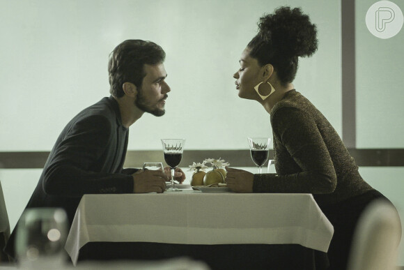 Novela 'Salve-se Quem Puder': Rafael (Bruno Ferrari) vai ver Kyra (Vitória Strada) ao jantar com Renatinha (Juliana Alves)