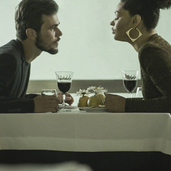 Novela 'Salve-se Quem Puder': Rafael (Bruno Ferrari) vai ver Kyra (Vitória Strada) ao jantar com Renatinha (Juliana Alves)
