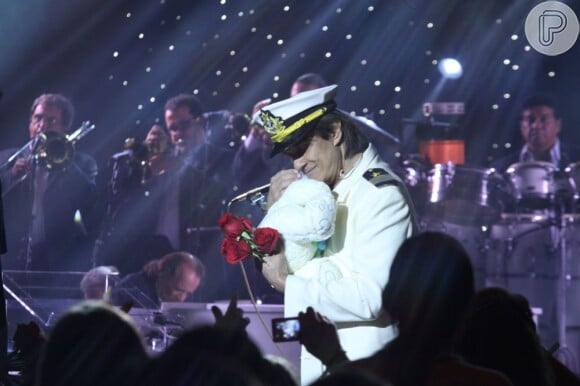 Roberto Carlos entrega as tradicionais rosas em seu show