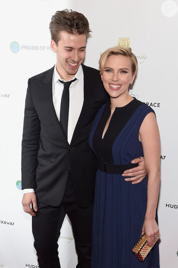 Scarlett Johansson surge ao lado do irmão gêmeo, Hunter