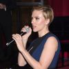 Scarlett Johansson aparece de cabelo curto em evento