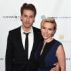 Scarlett Johansson exibe novo visual em evento beneficente com o irmão gêmeo