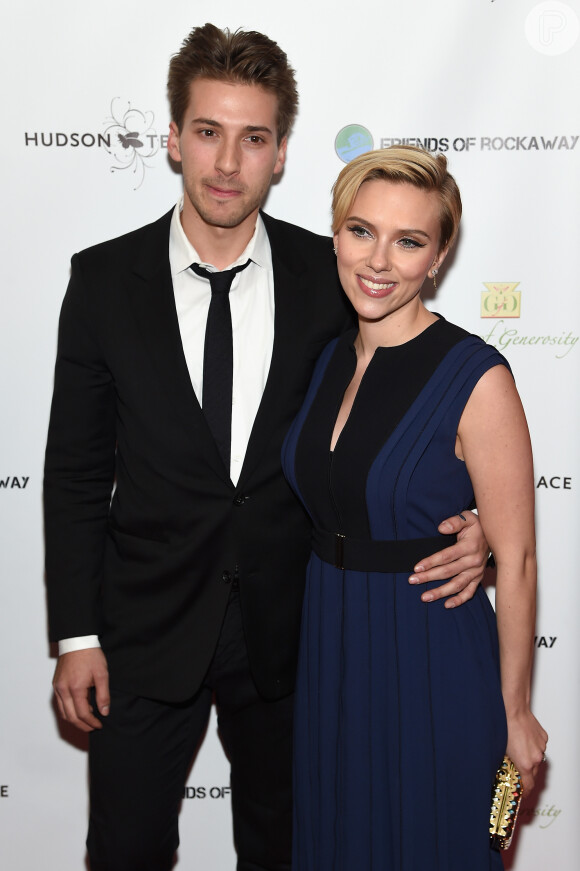 Scarlett Johansson vai a evento beneficente com o imrão gêmeo, Hunter,e m Nova York, em 18 de novembro de 2014