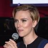 Scarlett Johansson exibe novo visual no evento