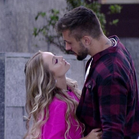 Carla Diaz e Arthur Picoli estão juntos novamente