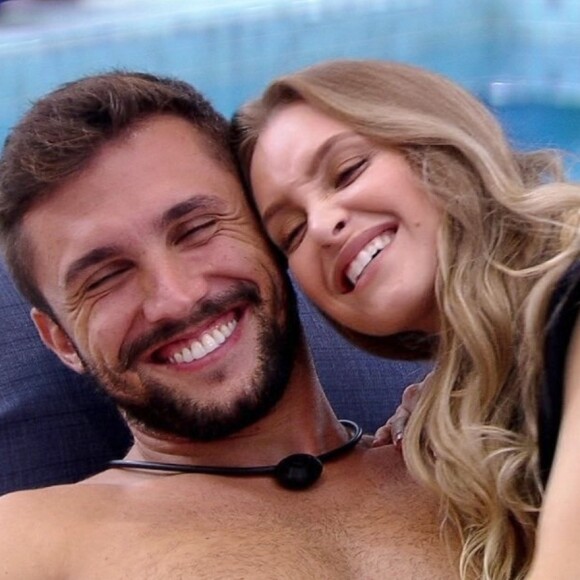 Carla Diaz e Arthur Picoli retomaram o romance iniciado no 'BBB21', diz a coluna 'Retratos da Vida', do jornal 'Extra', em 10 de junho de 2021