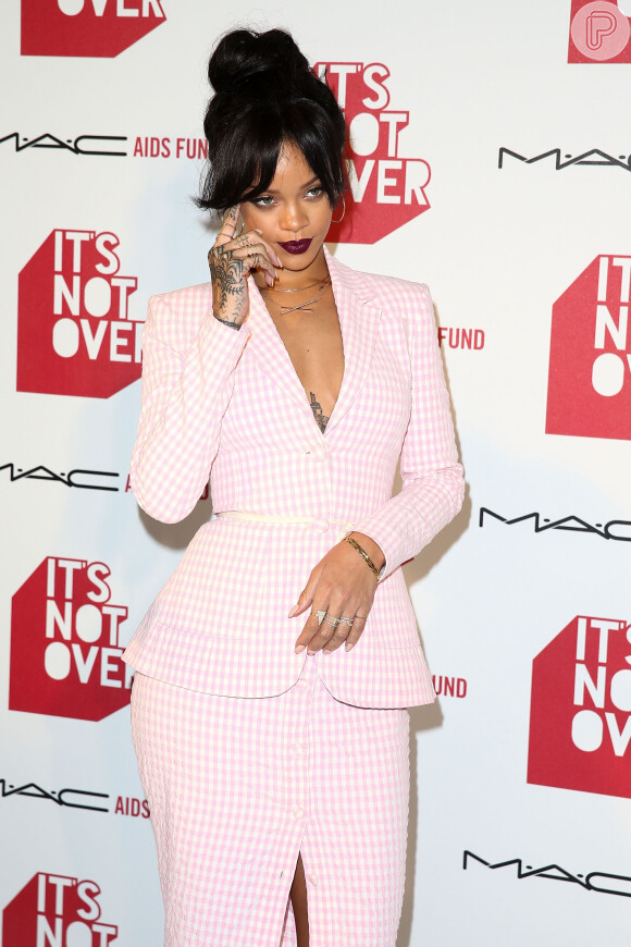Rihanna posa com look comportado ao chegar à première