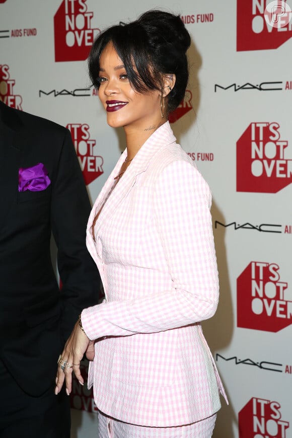 Rihanna usou os cabelos presos em um coque