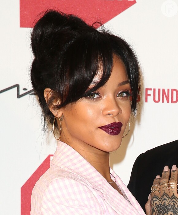 Rihanna apostou em batom escuro para compor o look