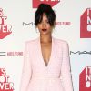 Rihanna usa conjunto de blazer rosa claro da grife Altuzarra em première do documentário 'It's Not Over', em Los Angeles, nos Estados Unidos