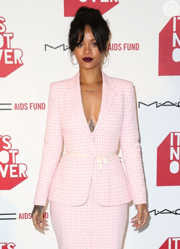 Rihanna usa conjunto de blazer rosa claro da grife Altuzarra em première do documentário 'It's Not Over', em Los Angeles, nos Estados Unidos