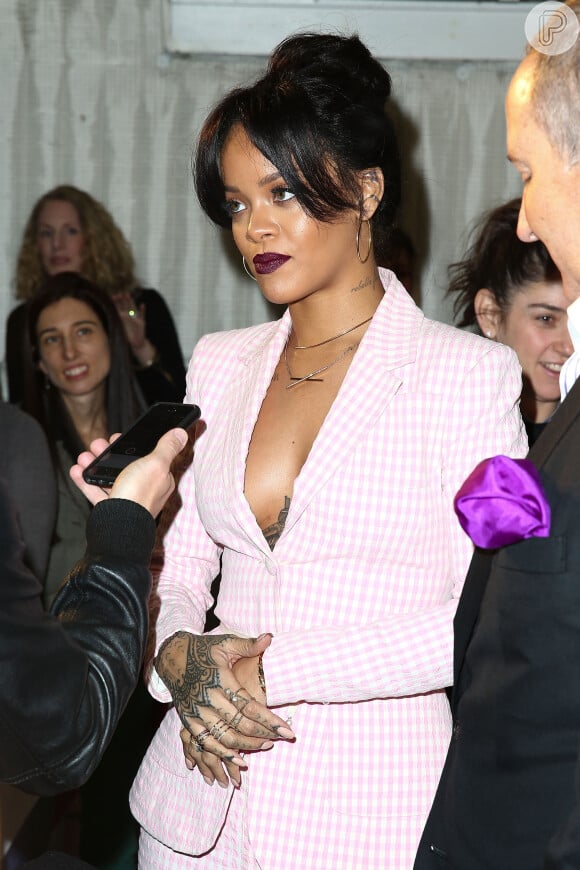 Rihanna exibiu decote mesmo em look comportado