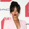 Rihanna vai com look comportado à première do documentário 'It's Not Over', em Los Angeles, nos Estados Unidos, em 18 de novembro de 2014