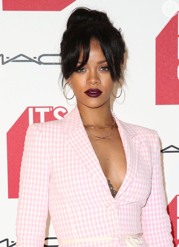 Rihanna vai com look comportado à première do documentário 'It's Not Over', em Los Angeles, nos Estados Unidos, em 18 de novembro de 2014