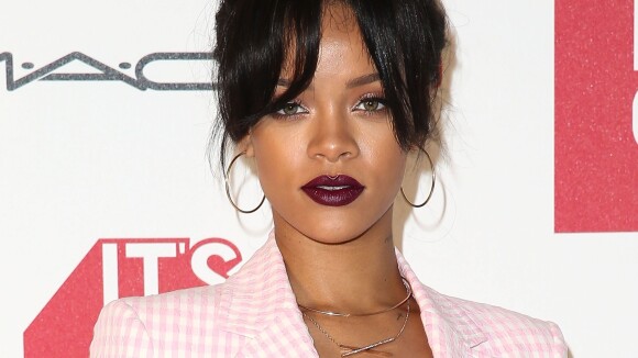 Rihanna usa look discreto com decote em première de documentário nos EUA
