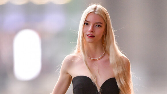 Anya Taylor-Joy surge como 'deusa grega' no Dior Cruise 2022, em Athenas. Veja fotos!