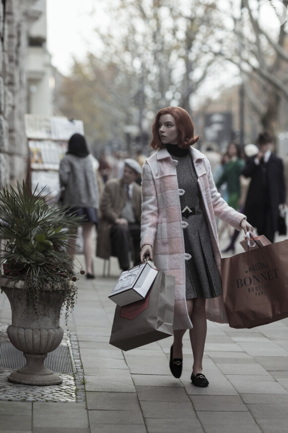 Anya Taylor Joy ruiva e com um visual bem diferente na série 'O Gambito da Rainha'