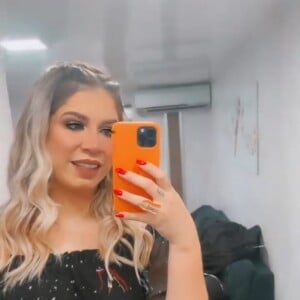 Marília Mendonça escolhe look escuro para live