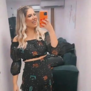 Marília Mendonça usa look com cropped e saia longa com babados da marca Alix