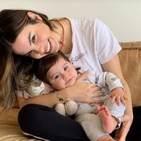Sthefany Brito posa com filho, de 7 meses, e pets e beleza do bebê chama atenção: 'Fofo'
