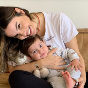 Beleza do filho de Sthefany Brito, Enrico, encantou web em foto com a mãe e os pets: 'Bebê lindo'