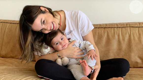 Beleza do filho de Sthefany Brito, Enrico, encantou web em foto com a mãe e os pets: 'Bebê lindo'